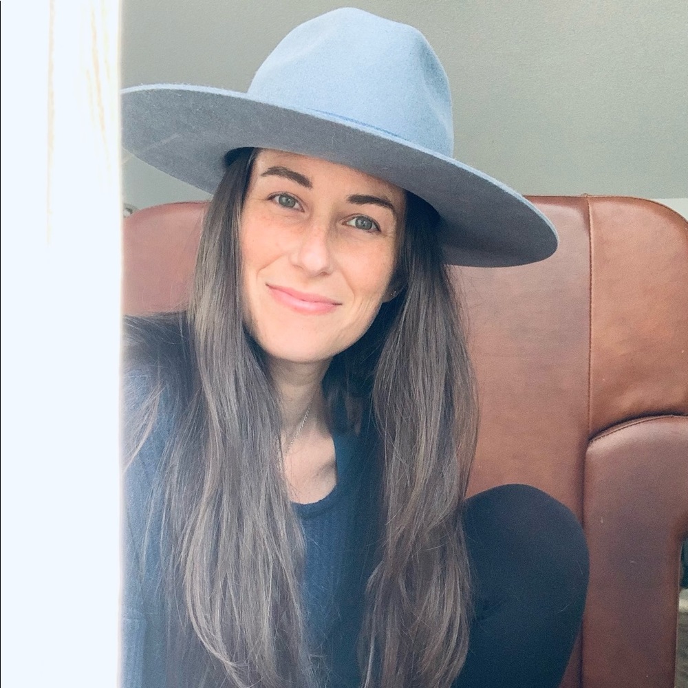 Meet your posher, Caroline! 😘